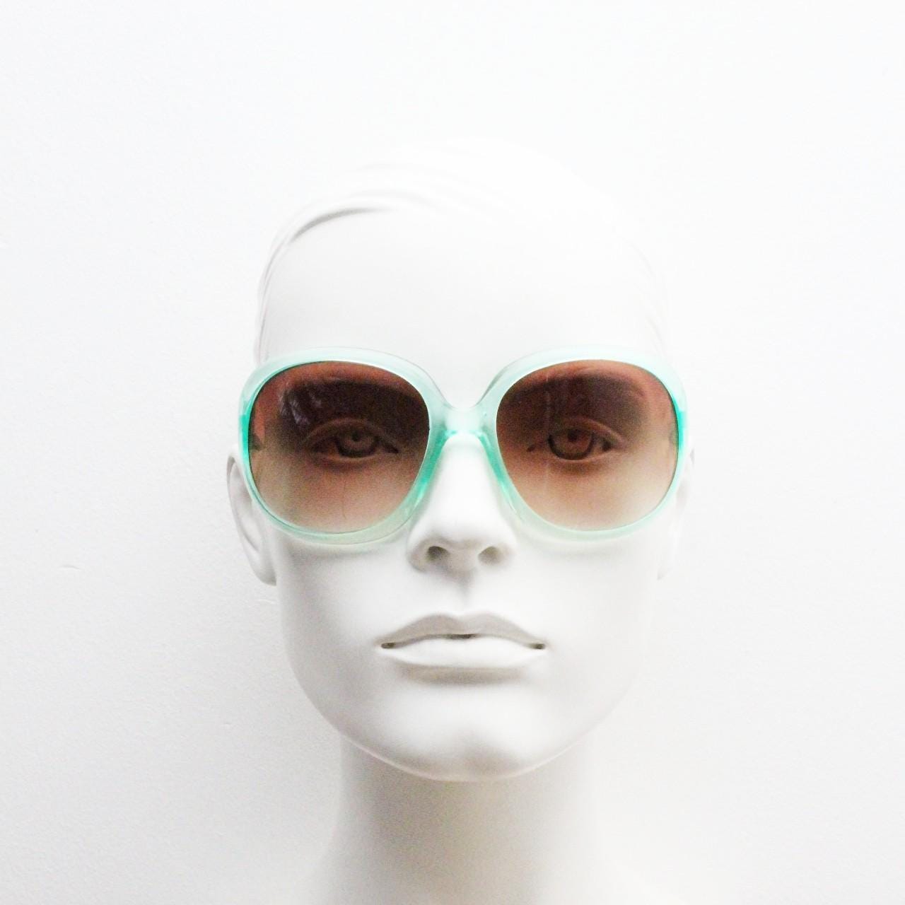Y2k vintage oversized womens sunglasses. Big and bold 70s design in a transparent green frame with well matched brown lenses. Rave 2000s