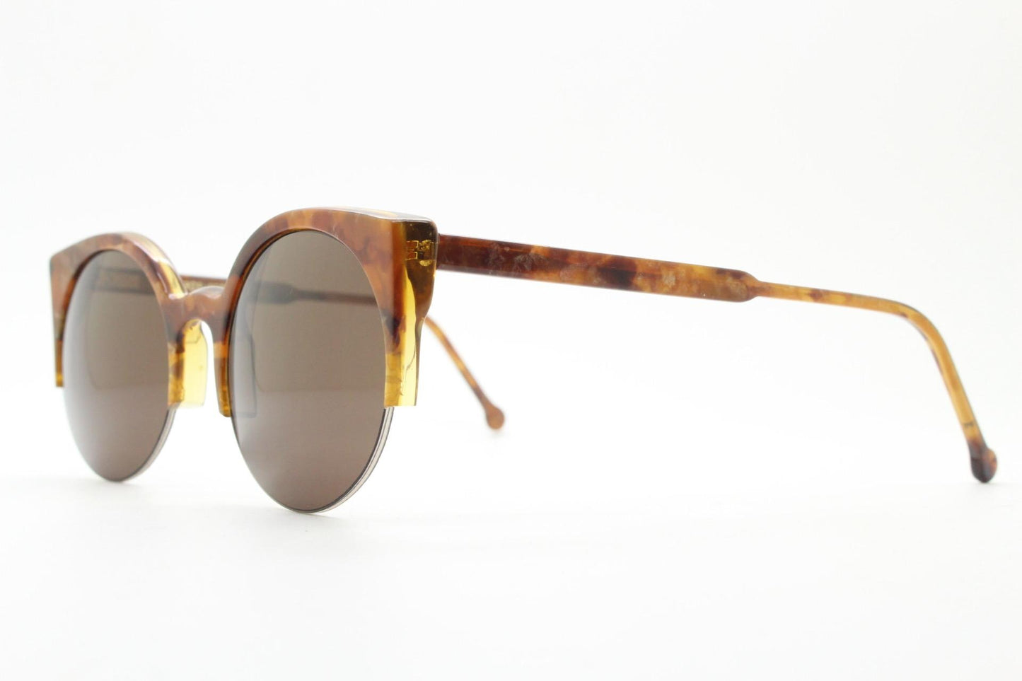 Retrosuperfuture vintage angular cat eye sunglasses made in Italy. Marbled brown gloss acetate flat top half frame with round lenses