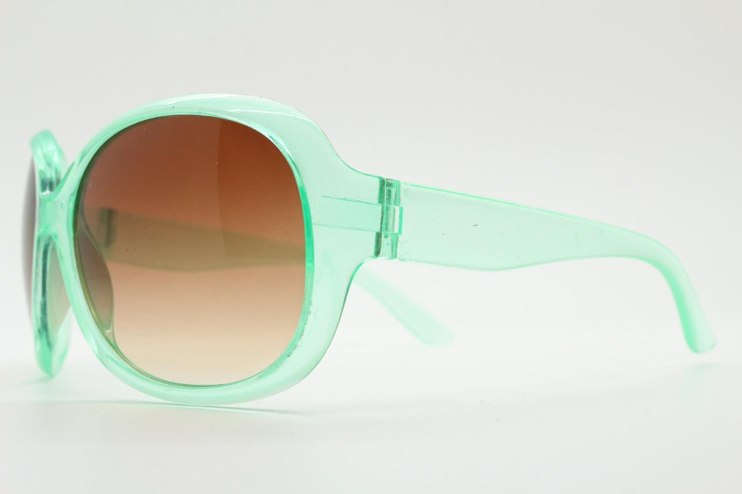 Y2k vintage oversized womens sunglasses. Big and bold 70s design in a transparent green frame with well matched brown lenses. Rave 2000s