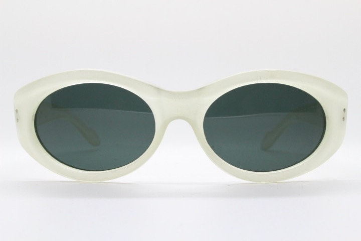 Marconi Vintage 90s oval cat eye sunglasses model 2090. Transparent chunky white acetate frosted cat eye with contrasting dark lenses. NOS