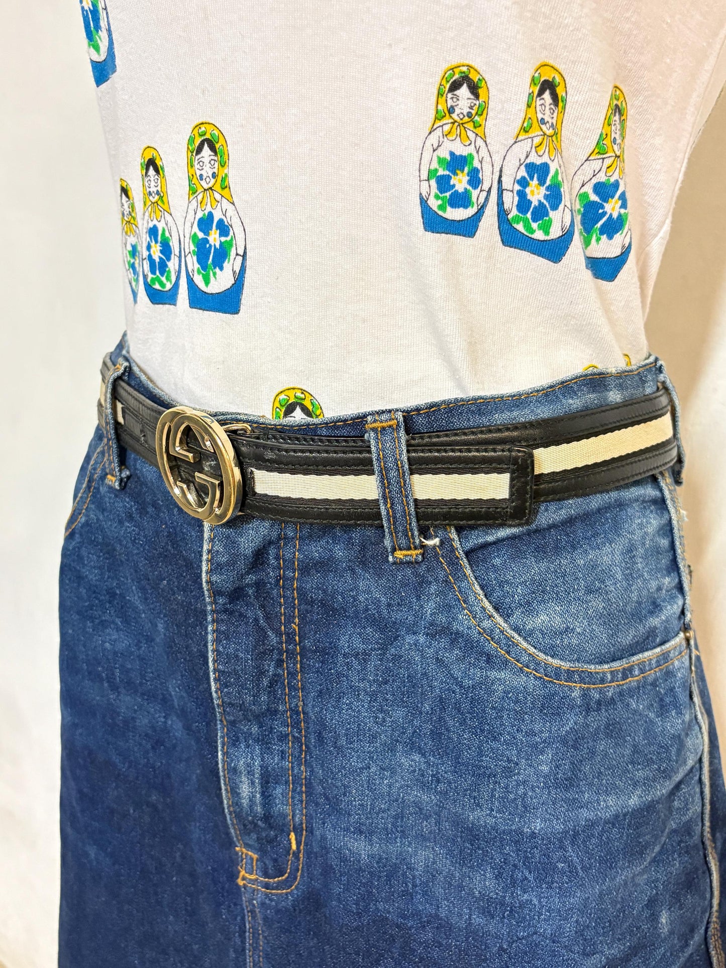 Gucci 90s vintage 1" jeans belt made in Italy. Black genuine leather with neat sized logo buckle and central cream textile section