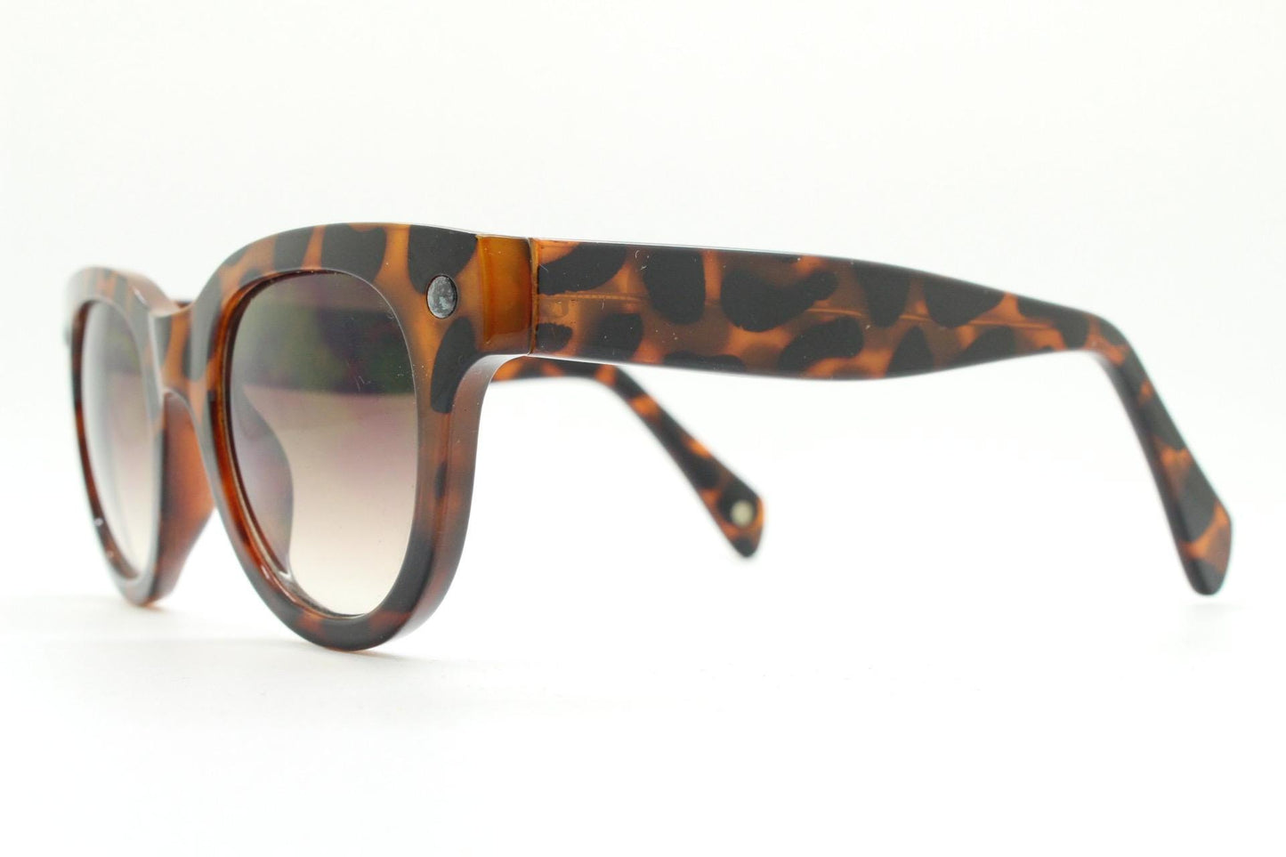 Nine West Y2K round vintage sunglasses. Brown to beige transparent ombre fade acetate frame. Womens 2000s bug eye