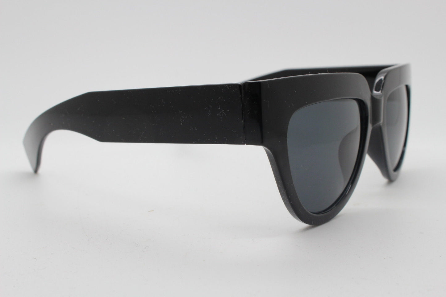 Vintage Y2K pointed cat eye sunglasses. Womens solid black 60s style flat brow cateye frame. Rockabilly. NOS catseye