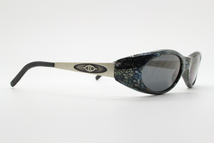 Killer Loop Shedevil 90s vintage shield sunglasses made in Italy. Low profile wrap around design with unique metallic print. One off sample