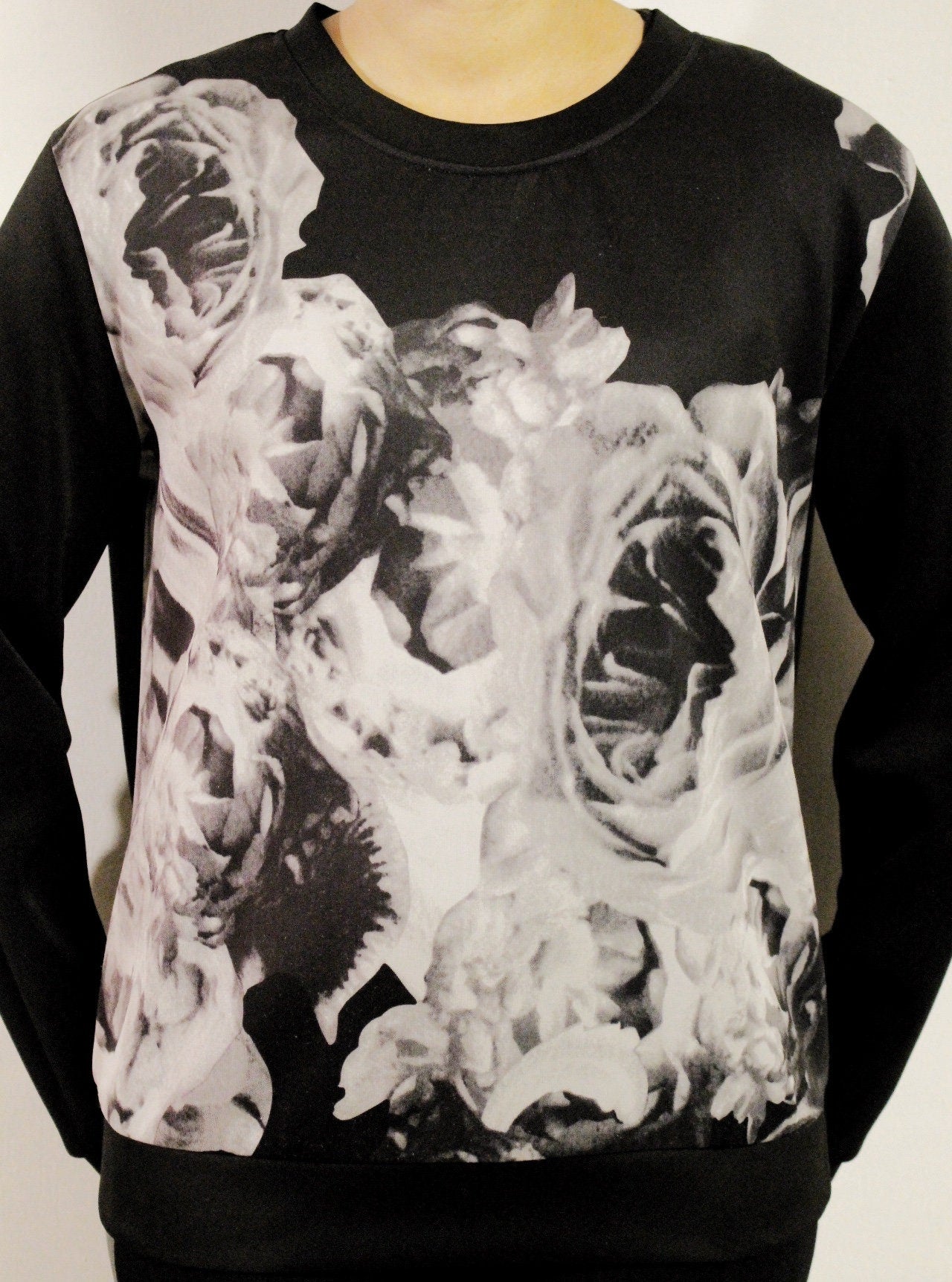 Vintage Y2K black round neck sweatshirt with abstract negative flower print. Womens crew neck long sleeve pullover top. 2000s