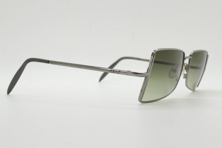 Exte rectangular 90s vintage sunglasses made in Italy. Grey chrome low profile frame with graduating green lenses