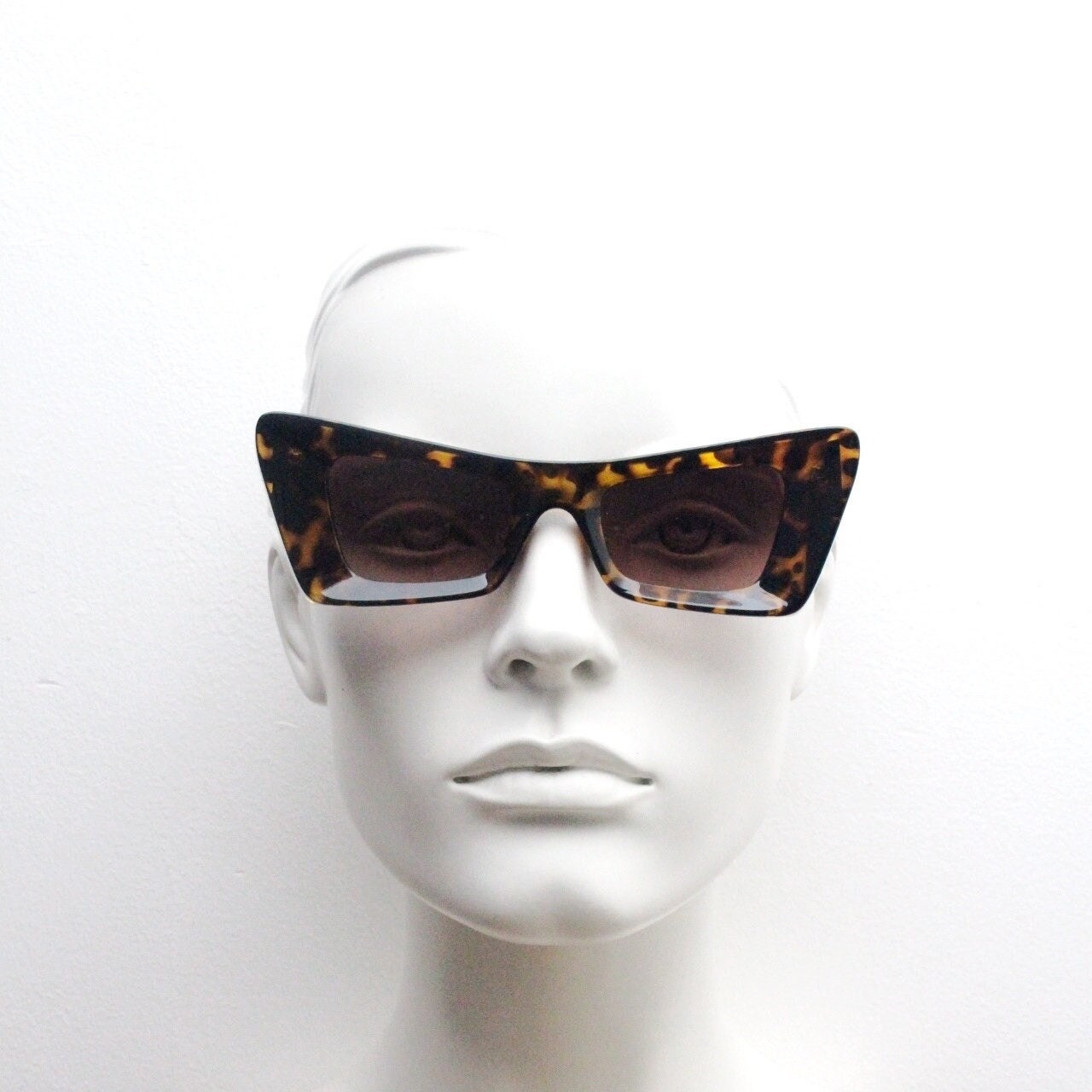 Y2K vintage dynamic winged cat eye sunglasses. Women's tortoise thick concave angled frame with graduating lenses. 2000s BNWT