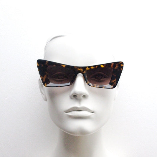 Y2K vintage dynamic winged cat eye sunglasses. Women's tortoise thick concave angled frame with graduating lenses. 2000s BNWT