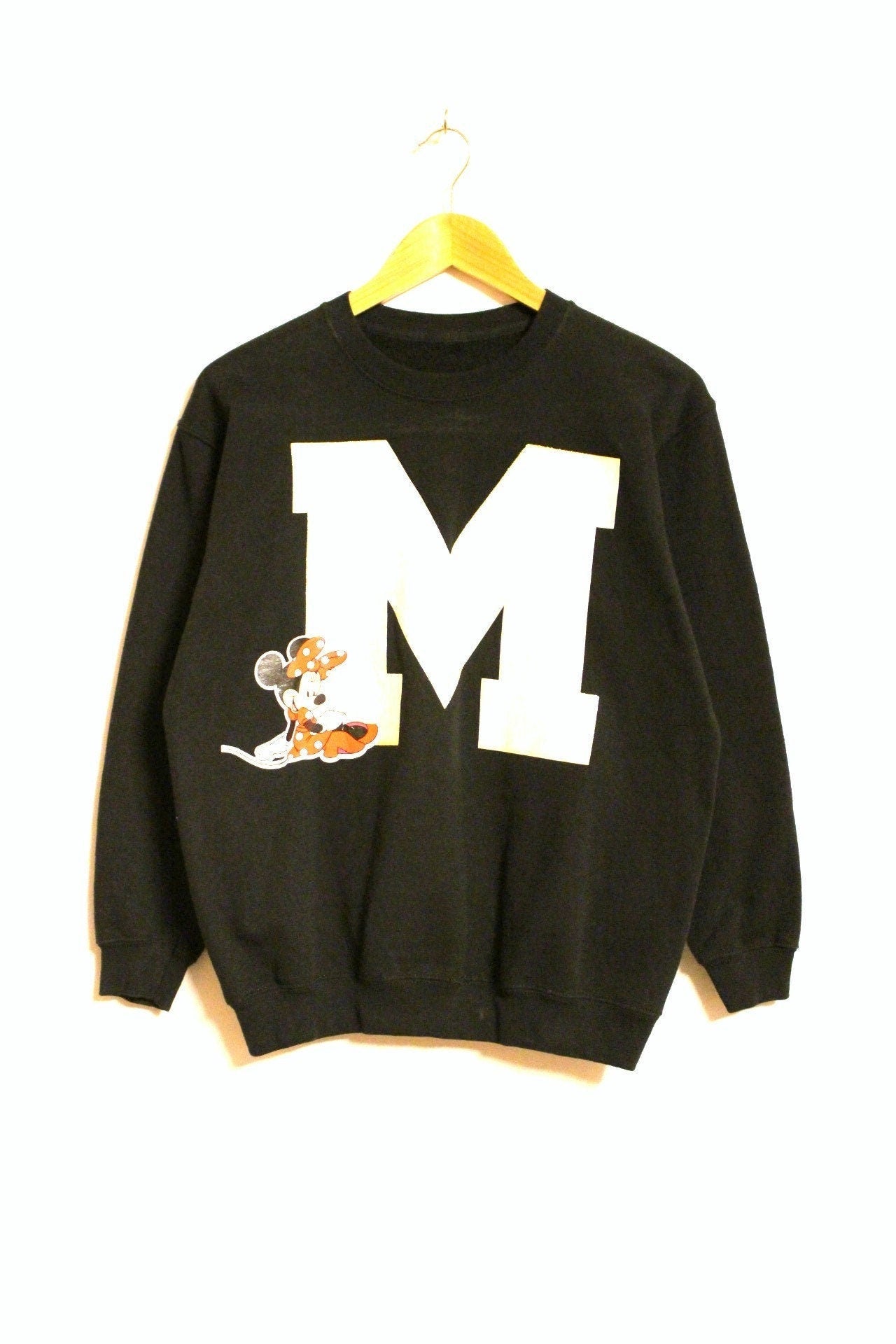 Vintage Y2K Disney Minnie Mouse black sweatshirt with big M logo. Womens crew neck cheerleader pullover