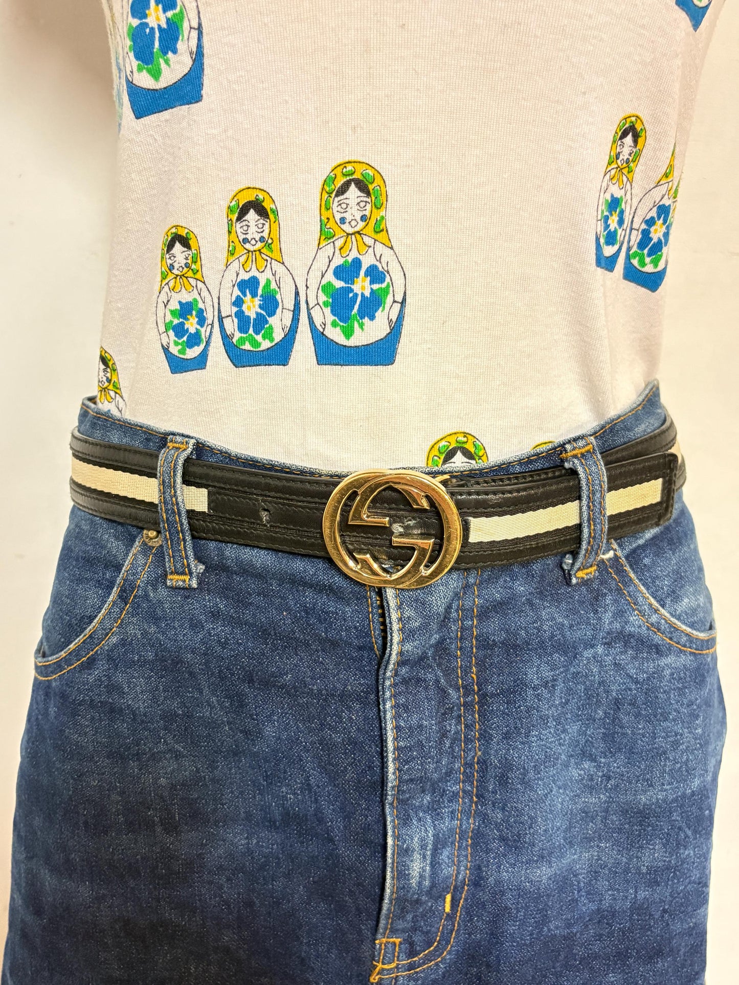 Gucci 90s vintage 1" jeans belt made in Italy. Black genuine leather with neat sized logo buckle and central cream textile section