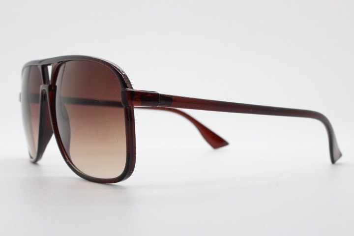 Y2K vintage square aviator sunglasses. Classic 70s design aviators in plain brown gloss frame with graduating lenses. Teardrop, Unused NOS