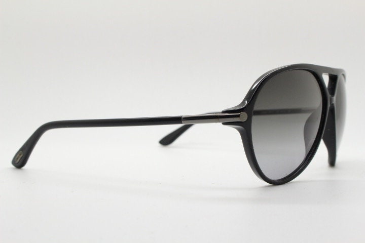 Tom Ford vintage black aviator sunglasses made in Italy. Classic teardrop pilot design in gloss acetate with graduating lenses