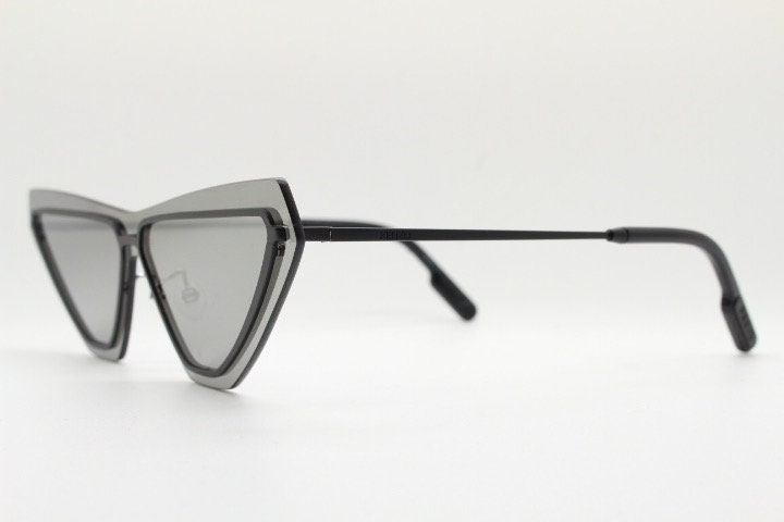 Kenzo flat screen triangular futuristic cat eye. Slight mirror glaze mono lens on black matt metal wire frame. NOS Cateye