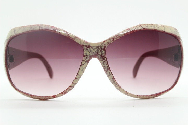 2000s s vintage abstract round sunglasses by Liz Claiborne New York. Psychedelic beige crackle print bug eye with graduating lenses. Y2K NOS