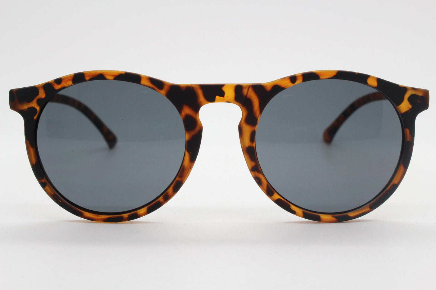 90s vintage round sunglasses. Classical 40s style keyhole bridge frame in a rubber finish with contrasting black lenses. Unused