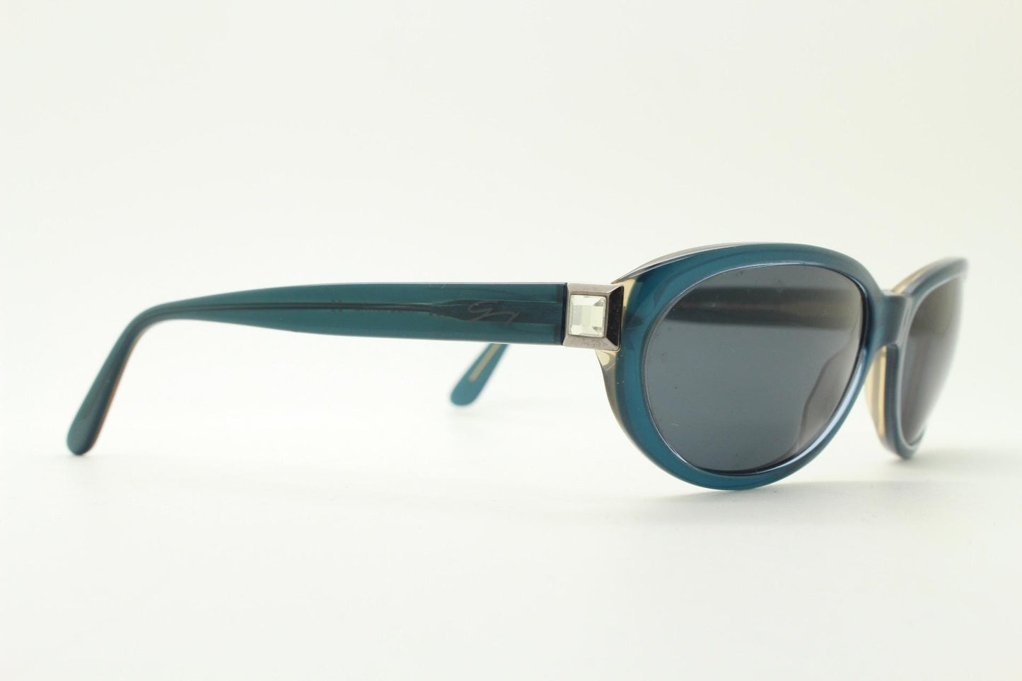 Genny 90s vintage oval cat eye sunglasses made in Italy. Transparent deep blue acetate frame with matching lenses. Womens NOS cateye. BNWT