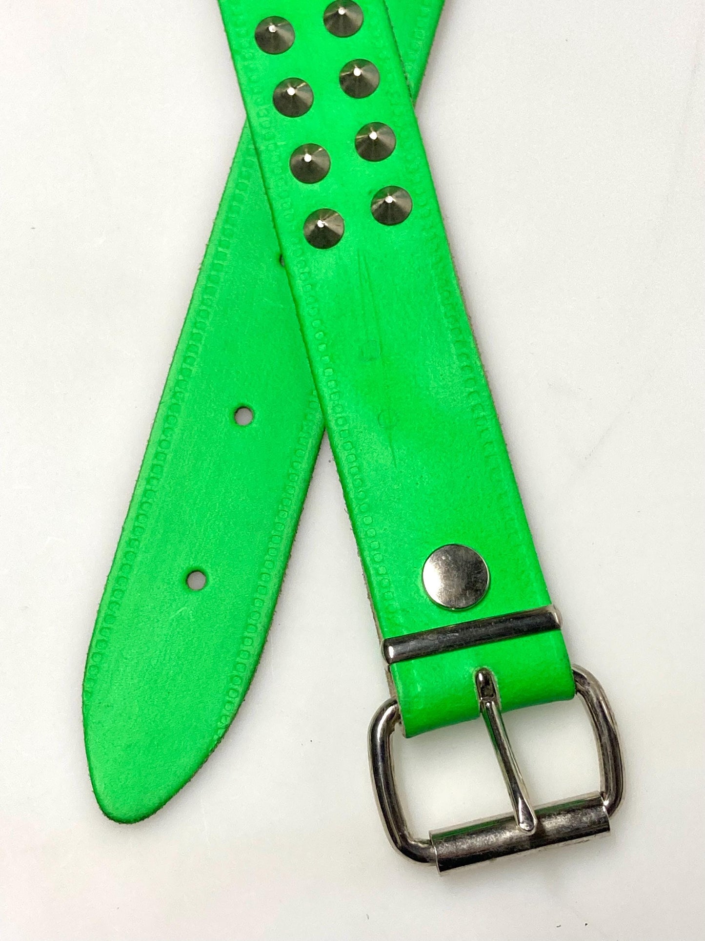 80s vintage thick genuine leather studded belt. Green dayglo with changeable buckle and 2 rows of conical silver metal studs. NOS size M