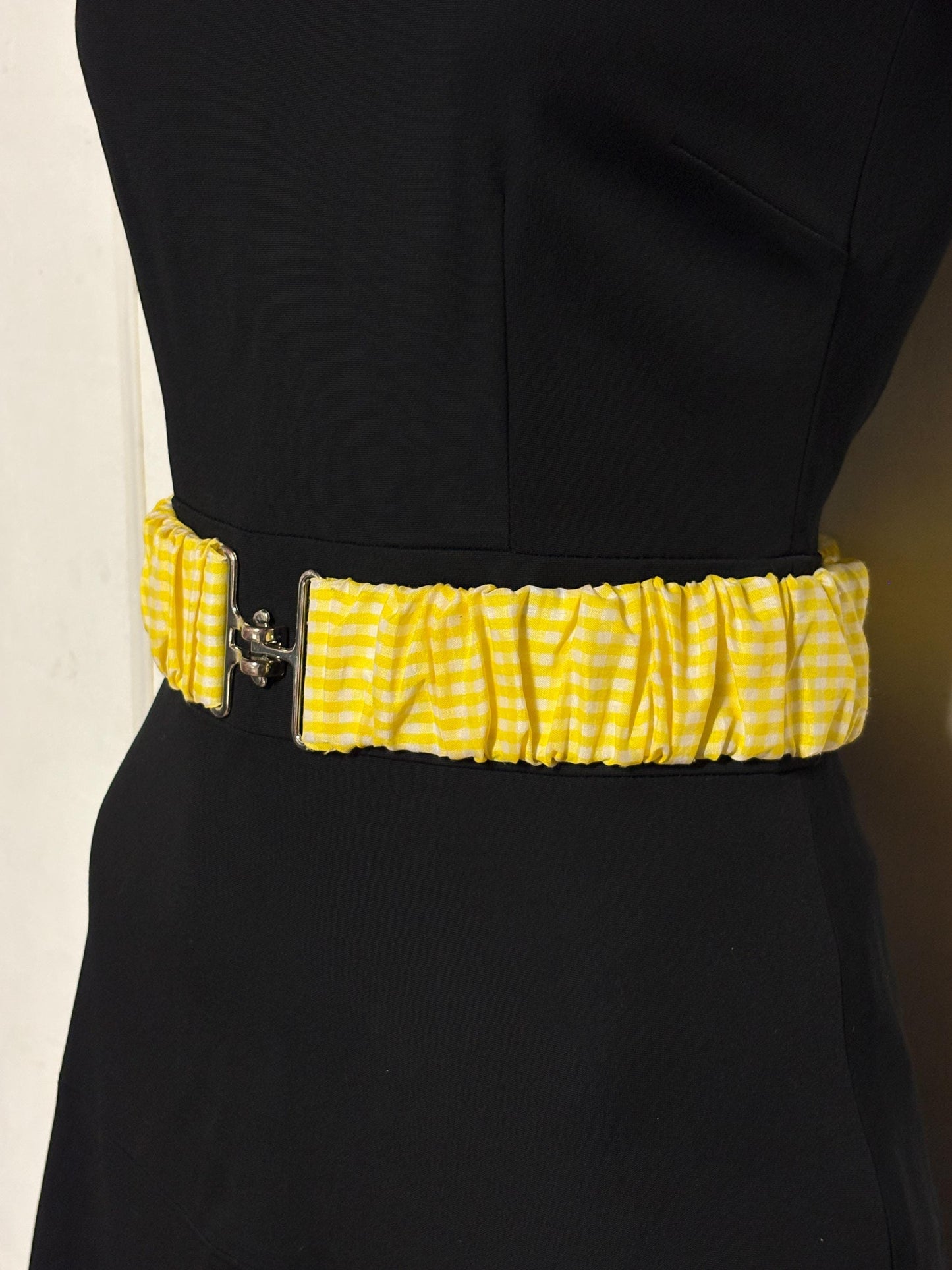 80s vintage womens elastic gingham stretch belt. Flattering cinch effect to wear with a dress. Chrome hook buckle. Country and western