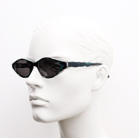 Francois Pinton Paris 90s vintage cat eye sunglasses made in France. Exaggerated  cateye in green and brown acetate with waved arms. NOS