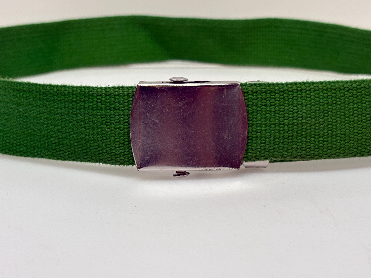 90s vintage army style belt. Fresh apple green colour canvas. No holes format with slide lock silver chrome buckle. Fully adjustable