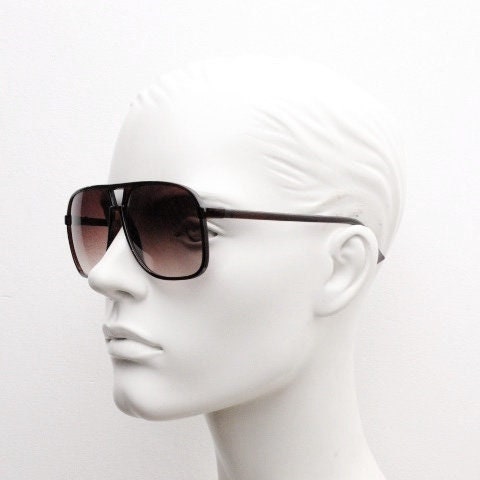Y2K vintage square aviator sunglasses. Classic 70s design aviators in plain brown gloss frame with graduating lenses. Teardrop, Unused NOS