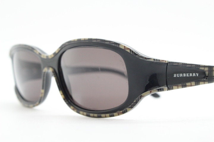 Burberry 90s vintage rectangular sunglasses model 8334/S made by Safilo. Low profile wrap around frame with subtle classic check pattern