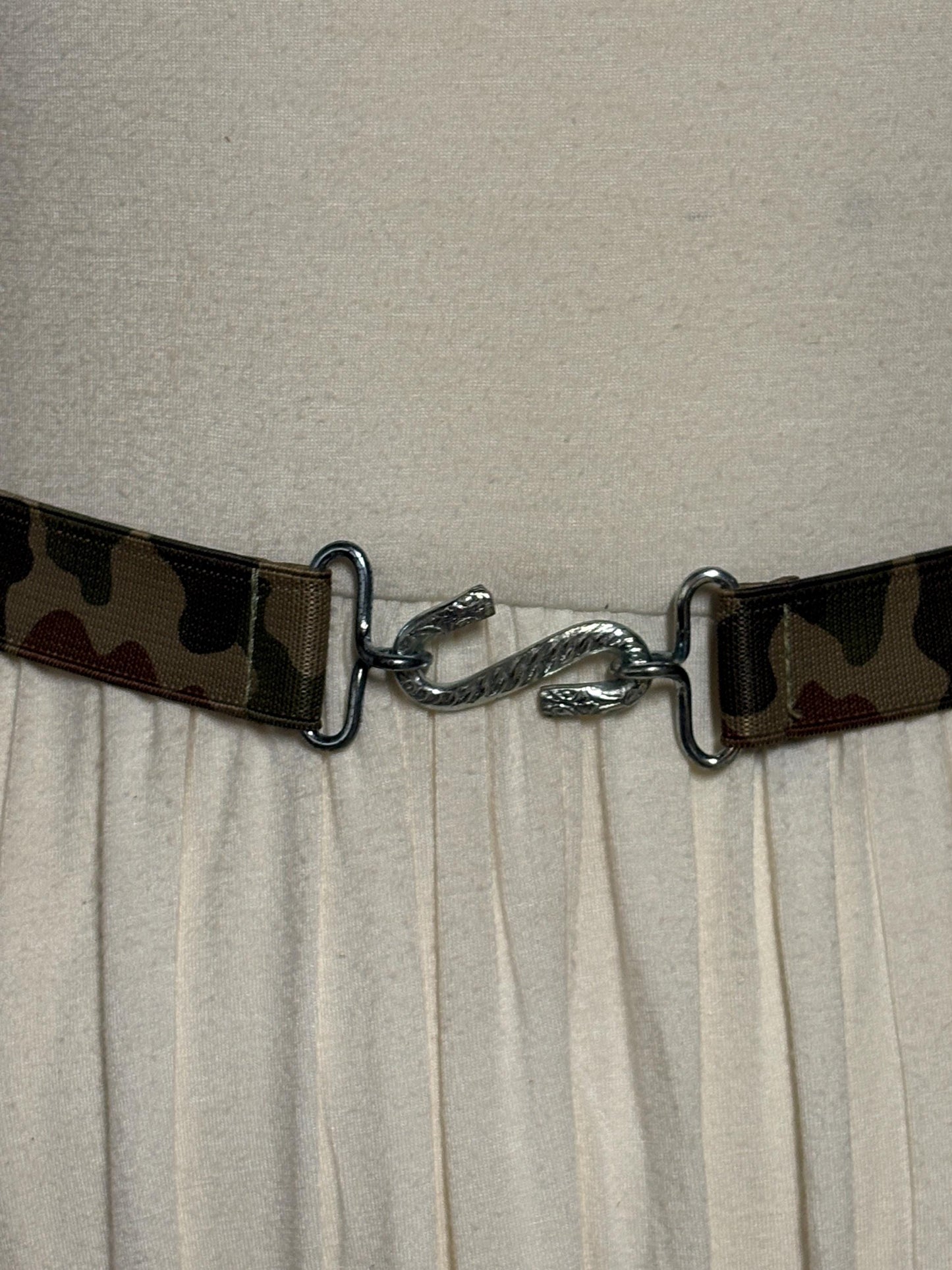 80s vintage army cammo disco stretch belt. Thin elasticated cinch style to wear on a dress with S hook buckle. Camouflage. NOS
