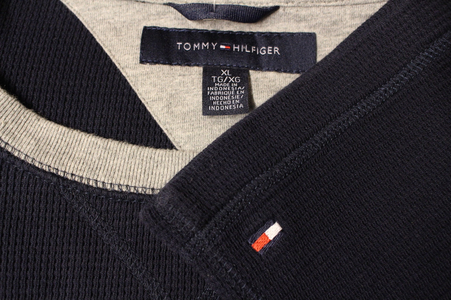 Tommy Hilfiger vintage pullover . Plain navy XL crew neck sweatshirt with big heritage crest print. Round neck oversized jumper