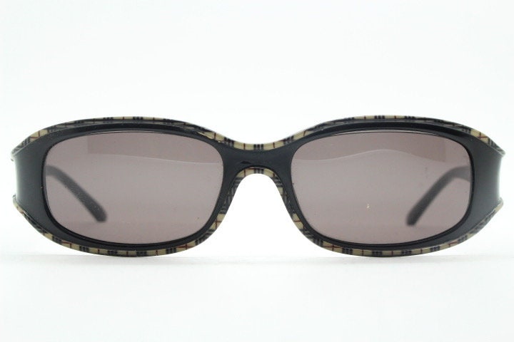 Burberry 90s vintage rectangular sunglasses model 8334/S made by Safilo. Low profile wrap around frame with subtle classic check pattern