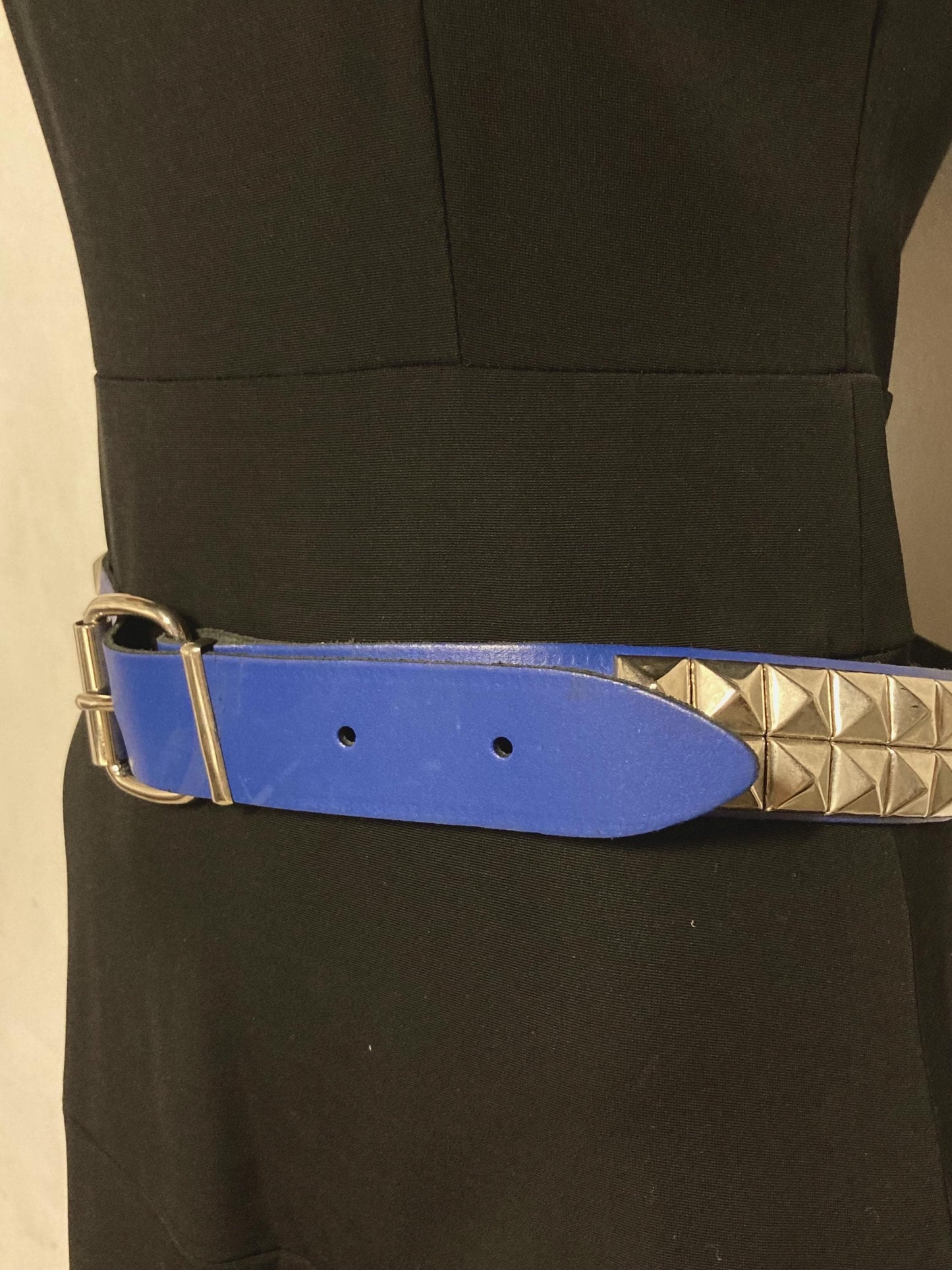 80s vintage thick genuine leather studded belt.  Royal blue with changeable buckle and 2 rows of conical silver metal studs. NOS size M