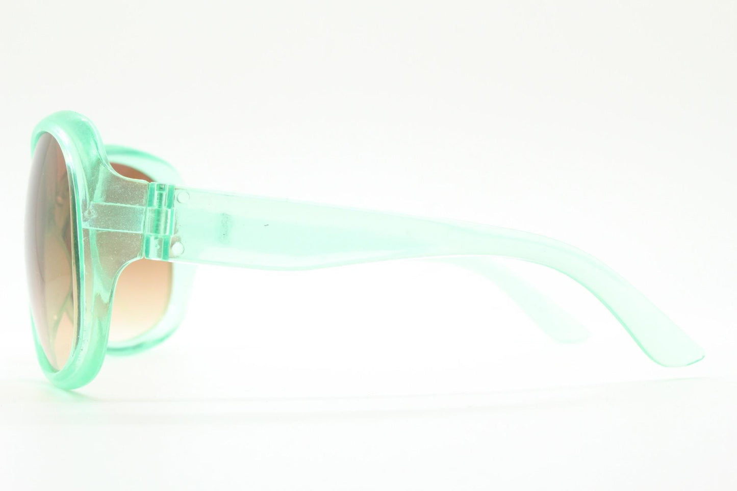 Y2k vintage oversized womens sunglasses. Big and bold 70s design in a transparent green frame with well matched brown lenses. Rave 2000s
