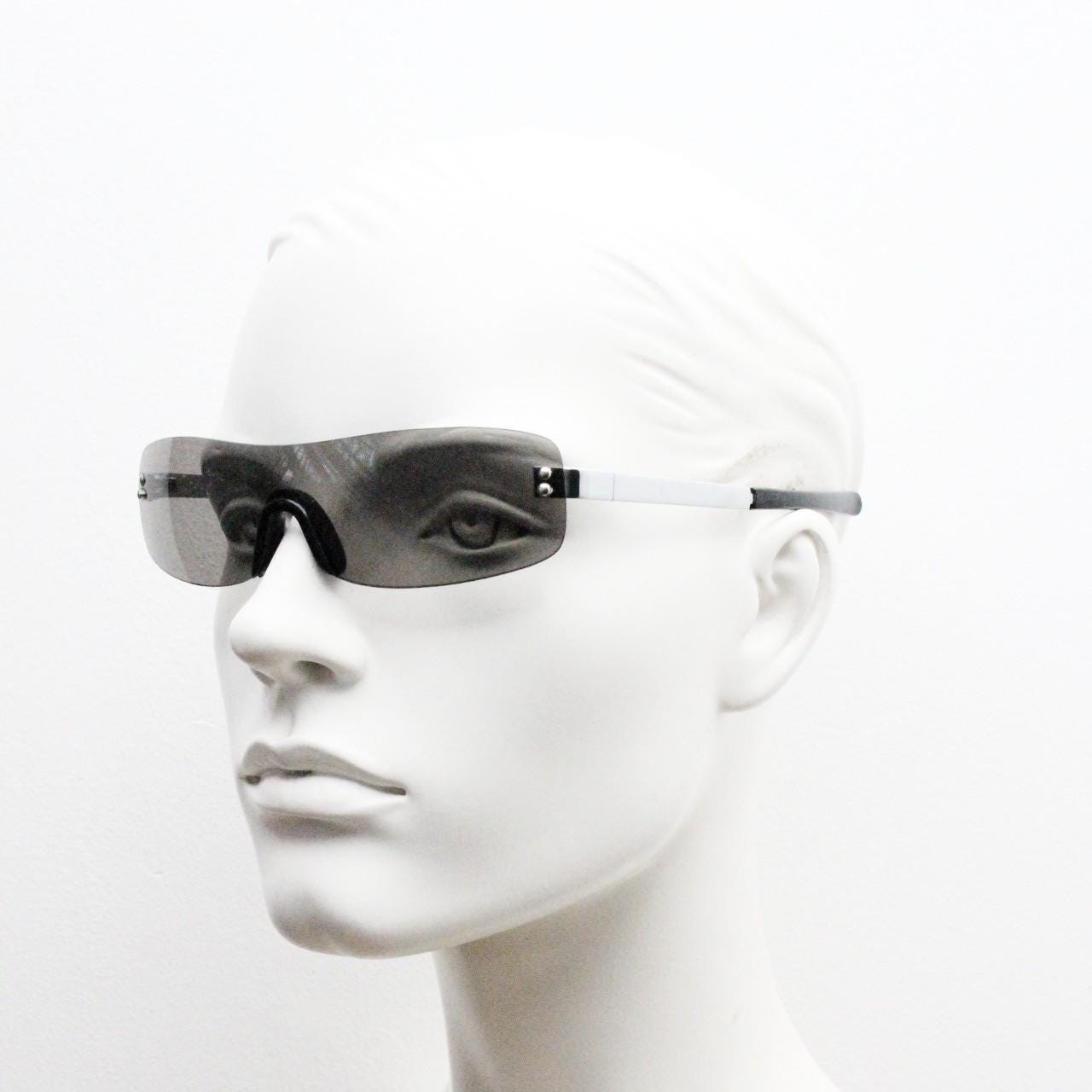 Y2k wraparound shield sunglasses. Grey curved monolens with straight chrome arms and light grey lenses. 00's Cosplay mini mask. NOS