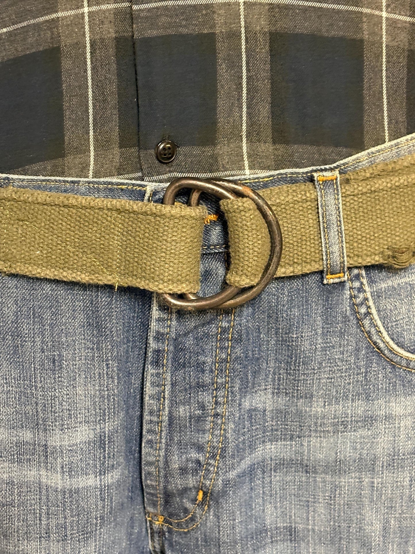 90s vintage genuine army belt. Thick woven canvas in green. Distressed look. Metal looping backwards buckle. Fully adjustable. Webbing