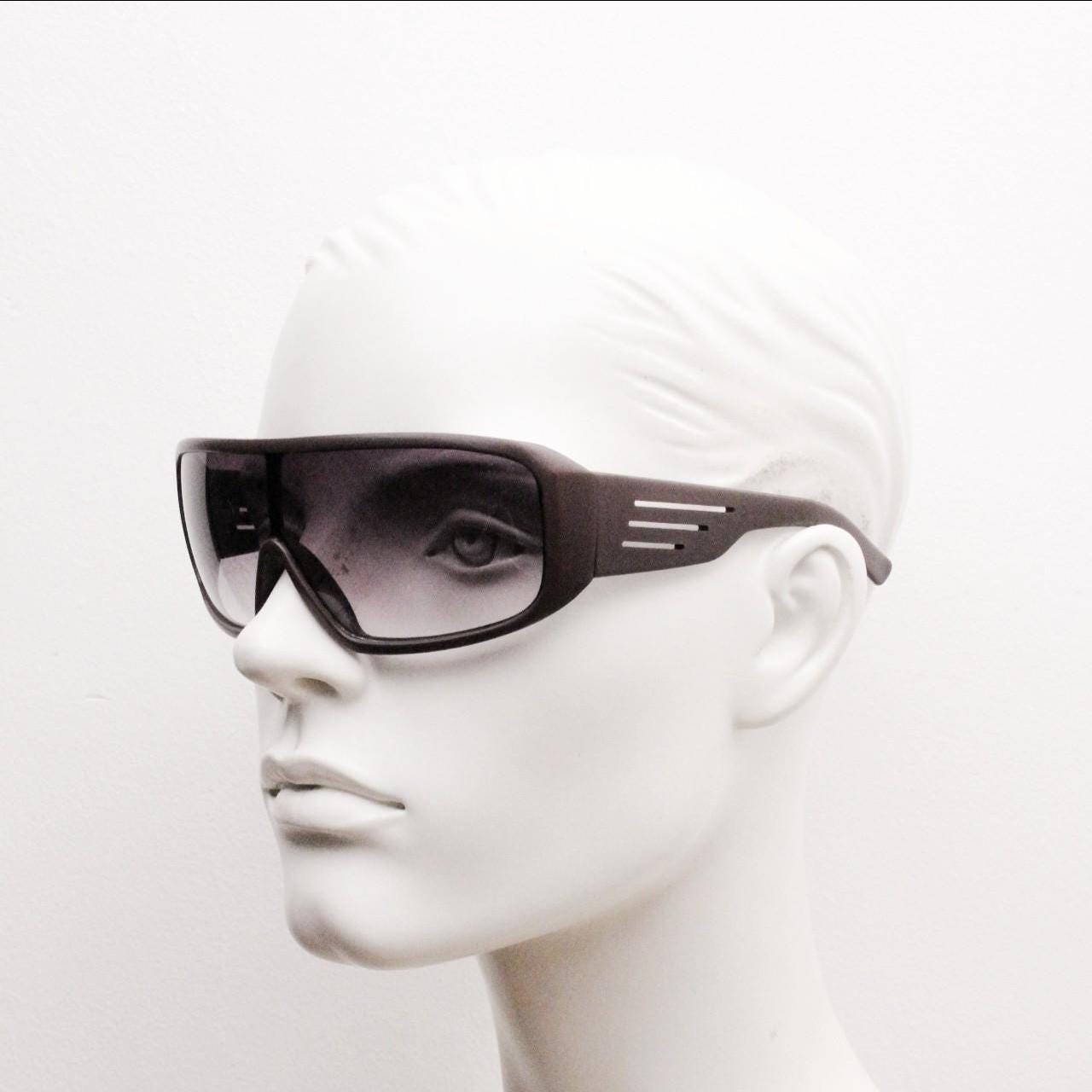 Y2K vintage big square aviator sunglasses. Aerodynamic matt brown frame in car racing monolens design. Curved wrap around shield. 2000s NOS