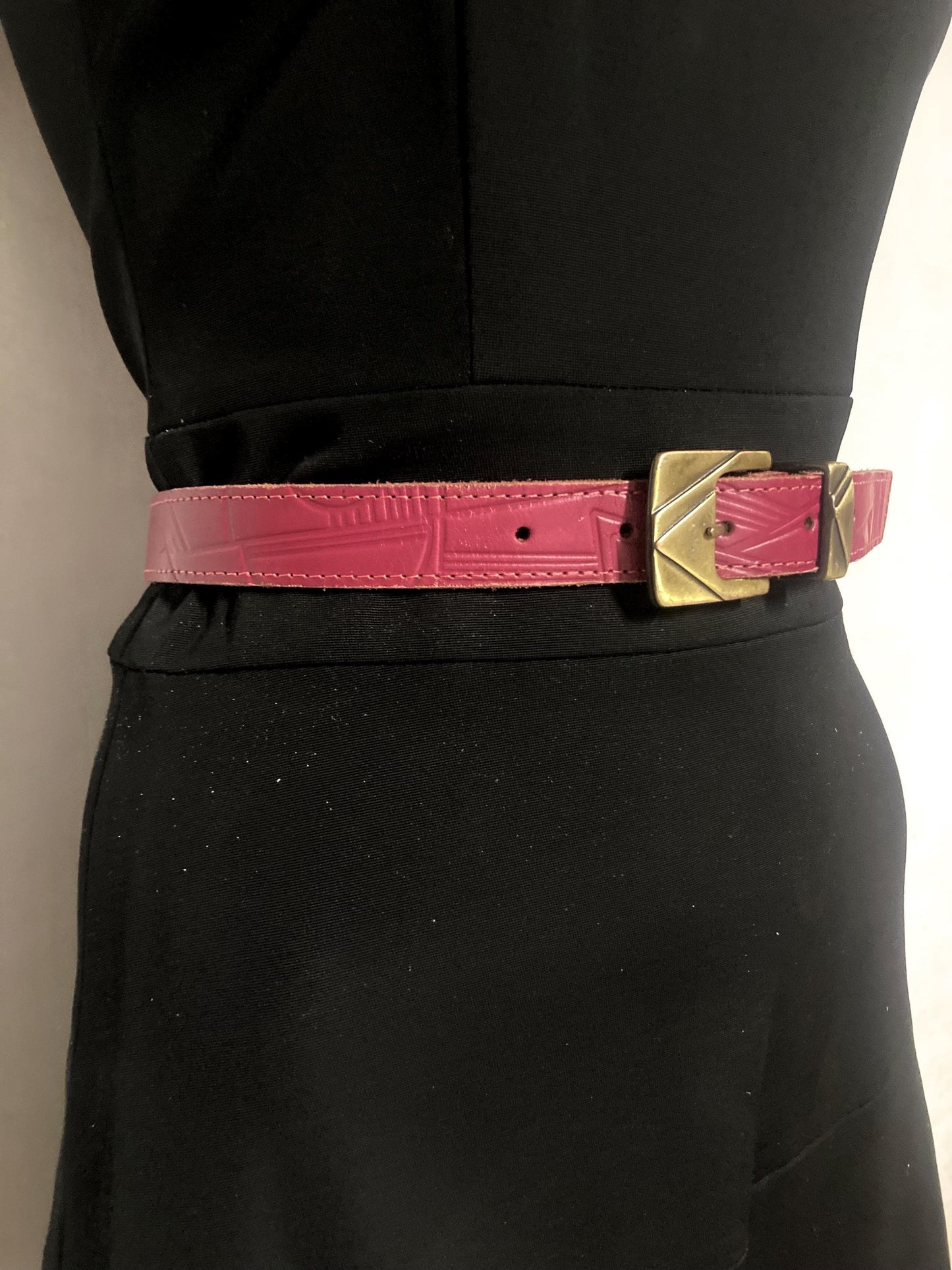 80s vintage womens pink genuine leather 1" belt Made in France. Abstract embossed pattern with brass buckle. For jeans or dress. VGC. NOS