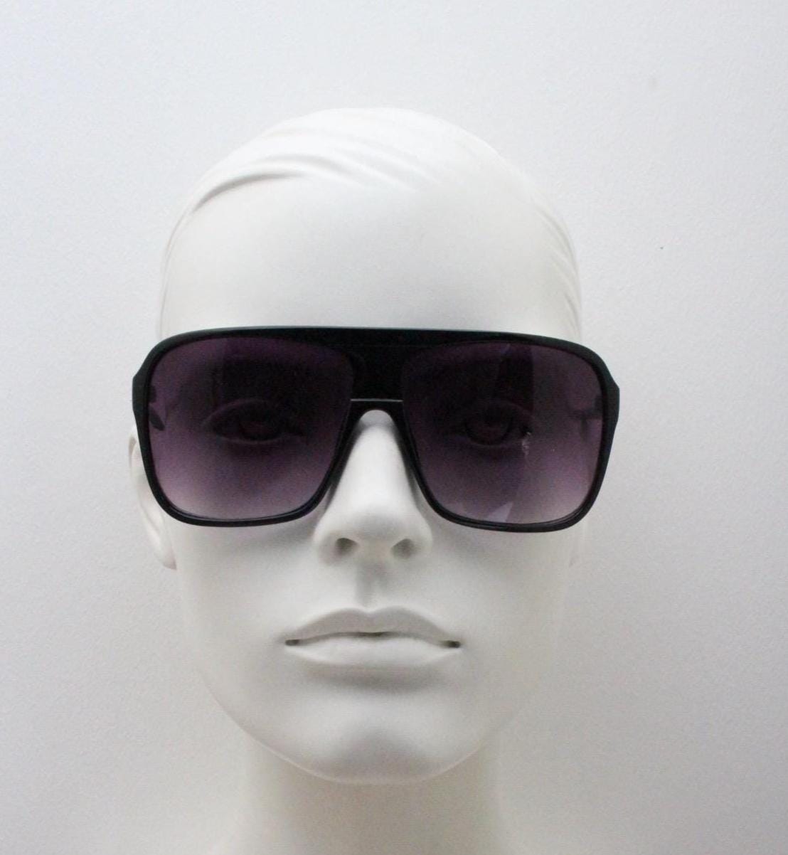 Y2K vintage square aviator sunglasses. Classic 70s design thick framed aviators in black gloss with graduating lenses. NOS