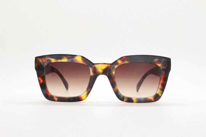 Y2K vintage thick cateye sunglasses. Womens autumnal tortoise coloured big arm cat eye frame with Havana brown gradient lenses. NOS