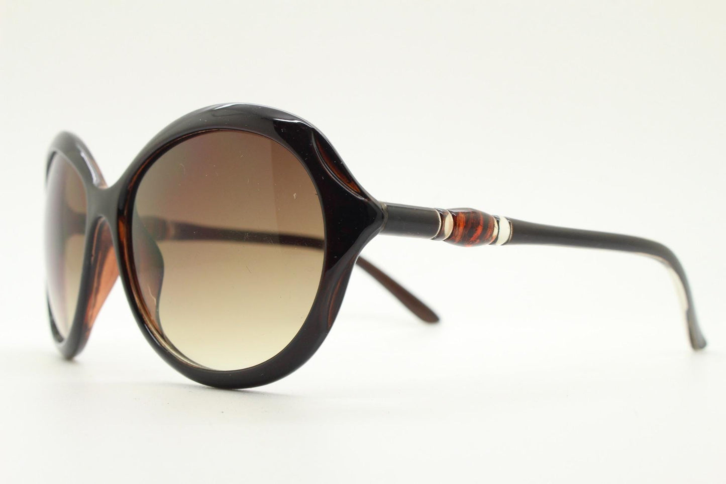 Y2K vintage big round sunglasses. Women's classical 60s design in brown gloss with graduating lenses and subtle arm detail. 2000s. 00s NOS