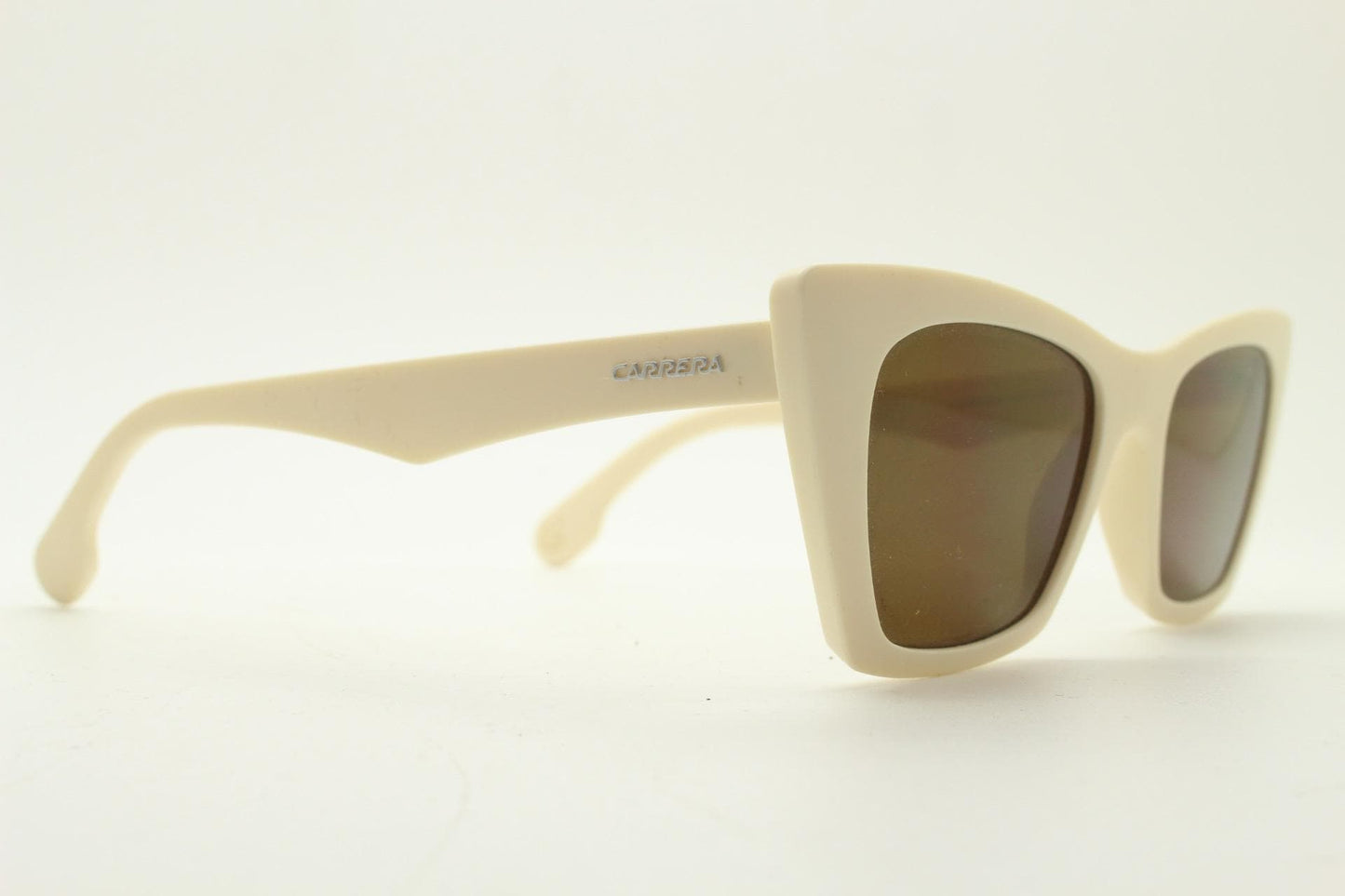 Carrera Vintage pointed cat eye sunglasses. Tasteful retro 50s repro in neat proportions with white matt frame and  brown lenses. NOS cateye