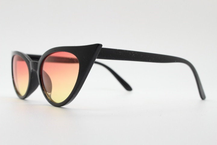Y2K vintage pointed cat eye sunglasses. Womens black slender 50s design frame with pink to yellow ombre lenses. Rockabilly bad girl pin up