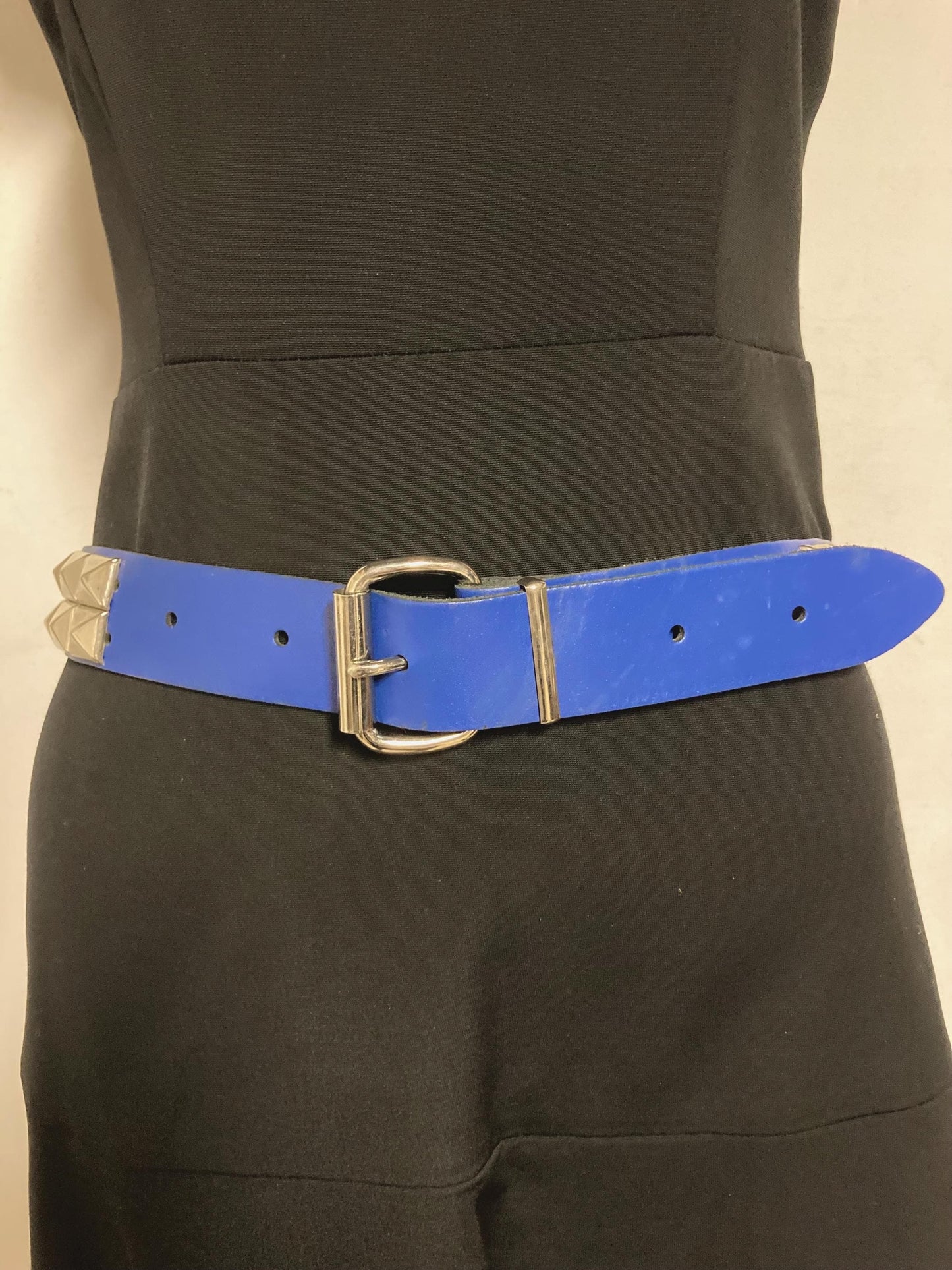 80s vintage thick genuine leather studded belt.  Royal blue with changeable buckle and 2 rows of conical silver metal studs. NOS size M