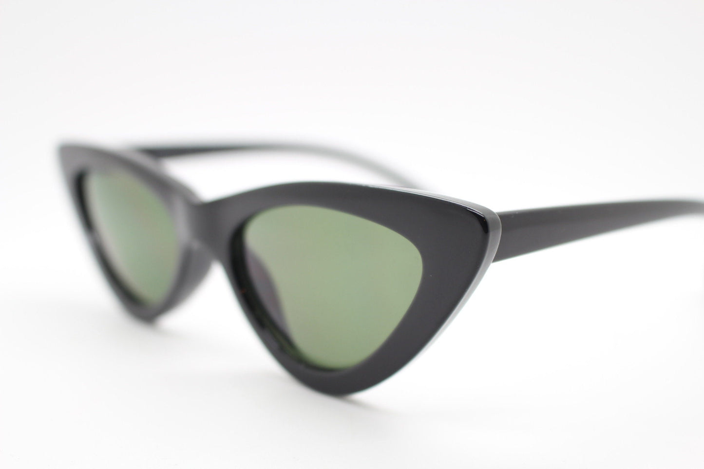 Vintage 90s pointed cat eye sunglasses. Womens 50s style black frame cat eye with green lenses. Rockabilly pin up cats eye. BNWT