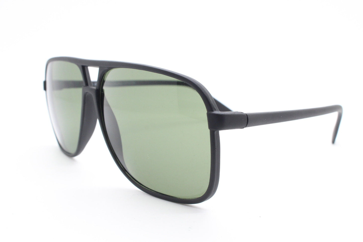Y2K vintage square aviator sunglasses. Classic 70s style aviators in black rubber frame with green lenses. Teardrop, BNWT unused