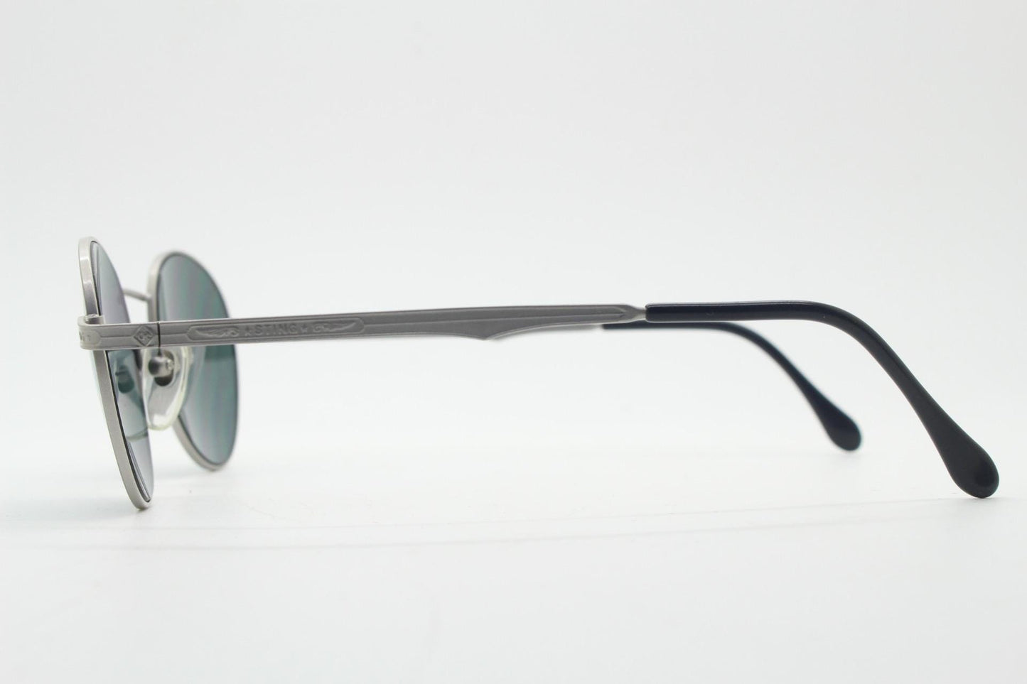 Sting 90s vintage oval sunglasses made in Italy. Minimal grey aluminium look in slightly small proportions with blue mirror lenses