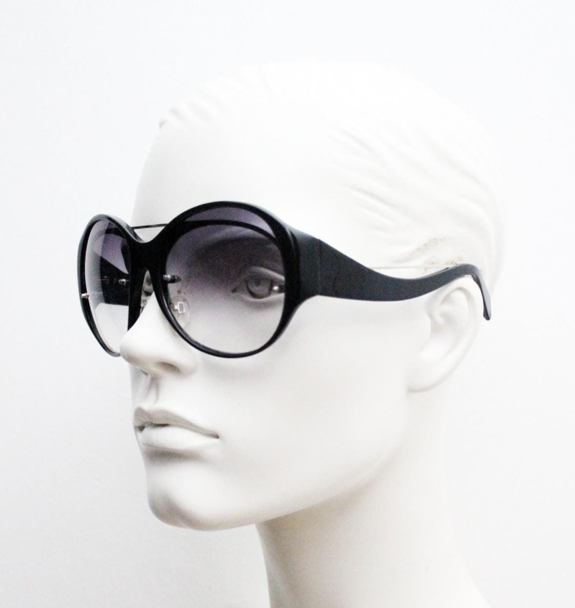 Jens Laugesen oversized sunglasses hand made by Linda Farrow. Black frame with undulating arms and smoky lenses. 70s design. Vintage. NOS