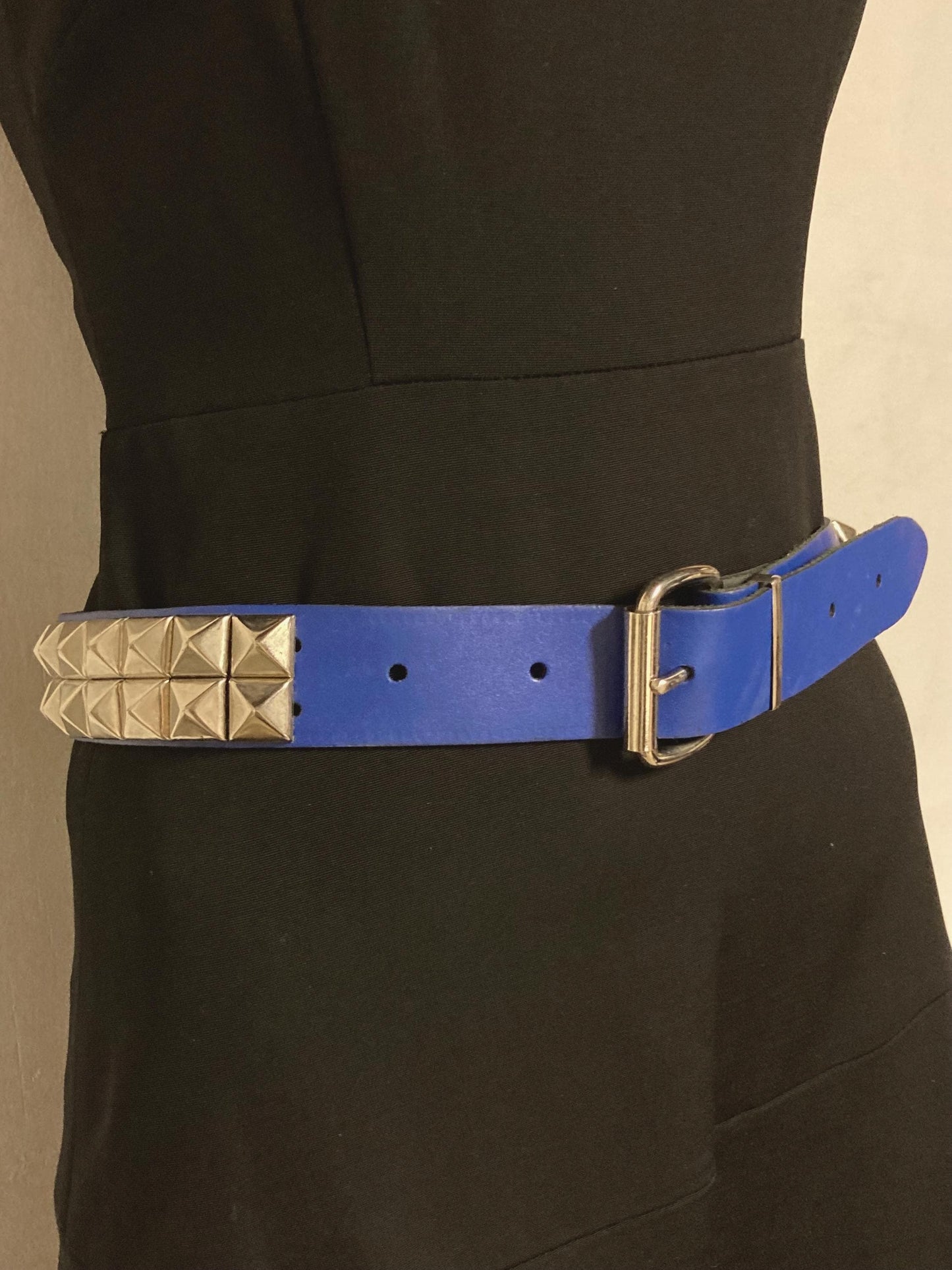 80s vintage thick genuine leather studded belt.  Royal blue with changeable buckle and 2 rows of conical silver metal studs. NOS size M