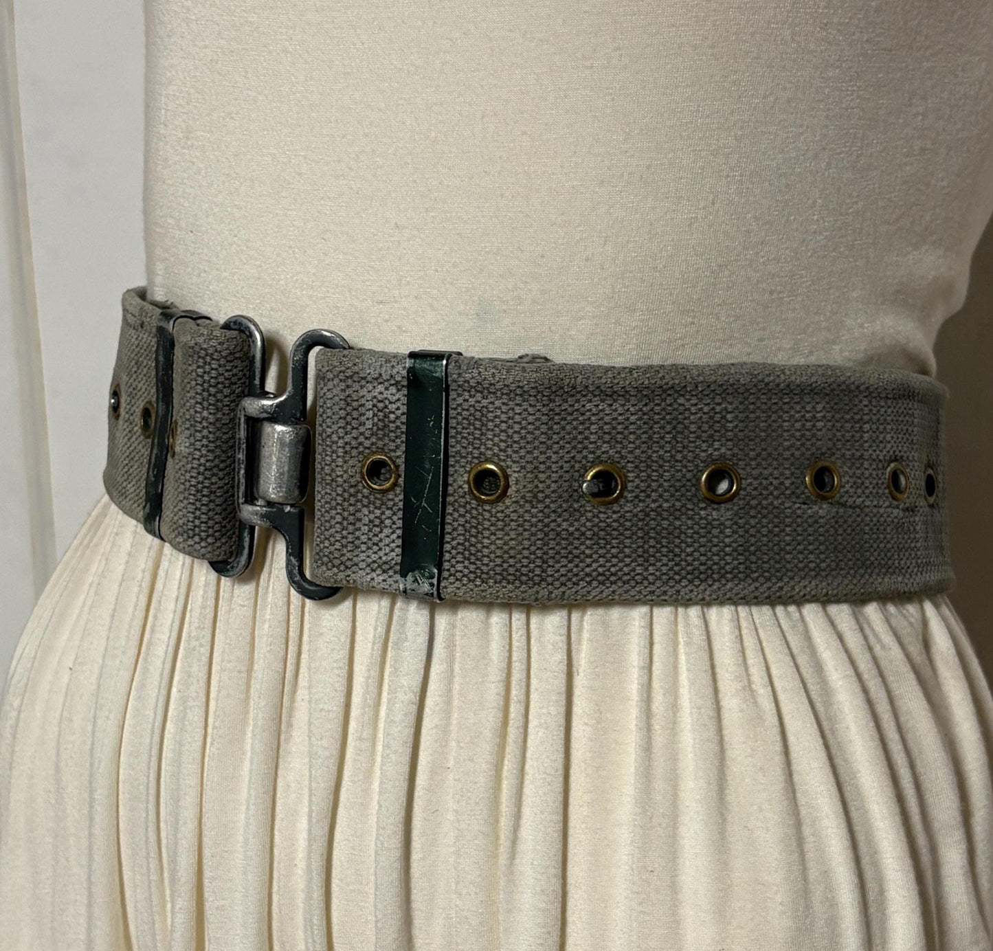 80s vintage real army webbing belt. Thick woven canvas in khaki green. Distressed look. Metal hardware. Fully adjustable. Tactical webbing