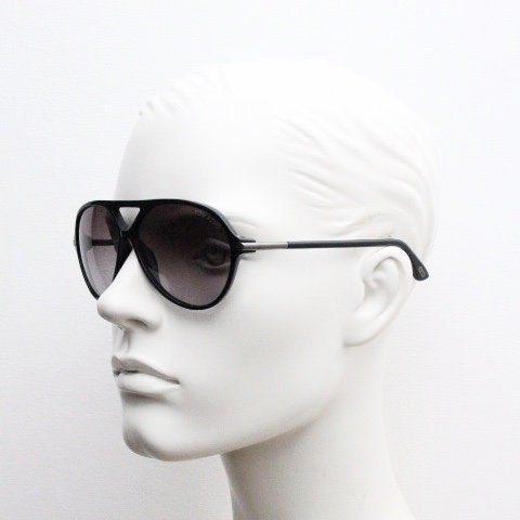 Tom Ford vintage black aviator sunglasses made in Italy. Classic teardrop pilot design in gloss acetate with graduating lenses