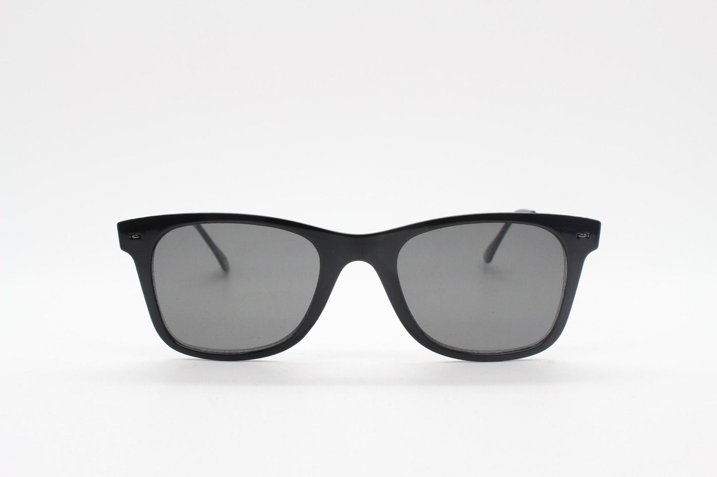 Vintage 90s modified wayfarer design sunglasses. All time classic 40s 50s design in flat black frame with slim metal arms. BNWT