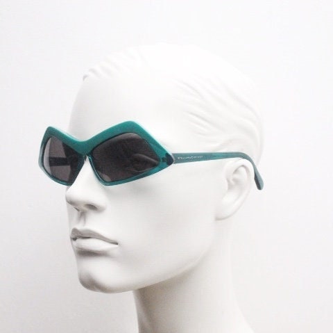 Stella Mc Cartney vintage abstract diamond sunglasses. Blockbuster fashion grail in transparent green acetate with dark lenses. NOS